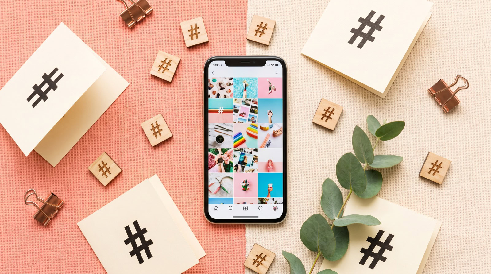 Móvil con una cuadrícula de fotos y fichas con el símbolo de hashtag, mejores hashtags para Instagram por categorías