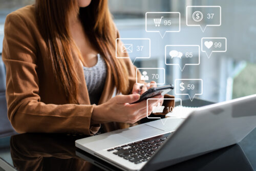 concepto pantalla iconos virtuales redes sociales marketingprimer plano mujer negocios escribiendo teclado computadora portatil xa scaled