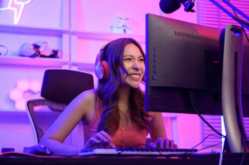 young asian pretty woman pro gamer tiene transmision vivo cantando chateando sus fanaticos casa scaled
