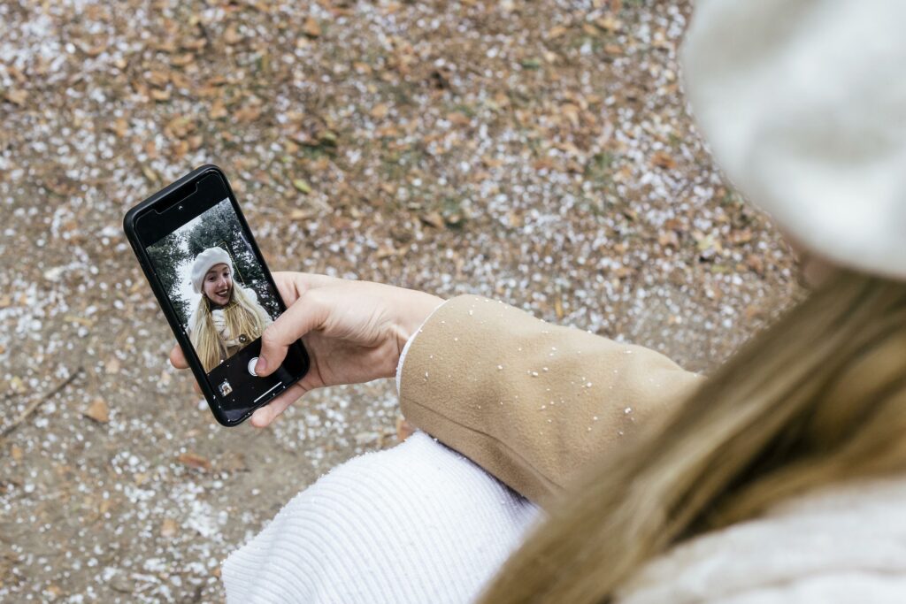 Chica Sacándose Selfie en el Teléfono