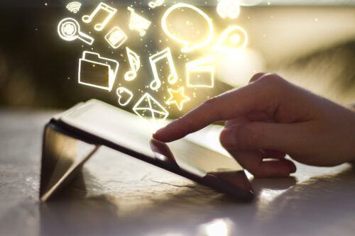 hombre hace clic tableta digital al amanecer iconos redes sociales scaled