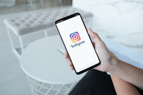 mano sujetando smartphone pantalla inicio sesion aplicacion instagram scaled