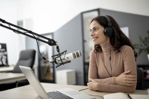 mujer estudio radio microfono portatil scaled