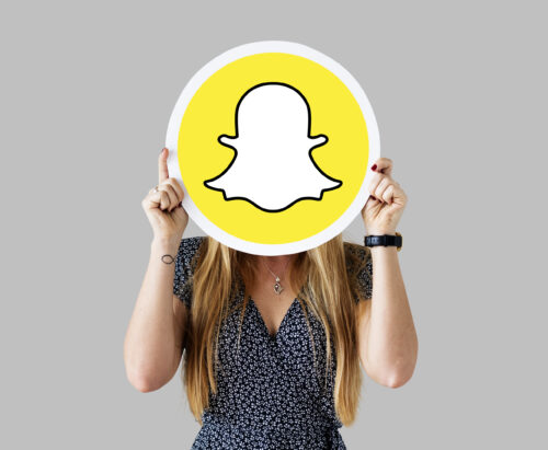 mujer mostrando icono snapchat scaled