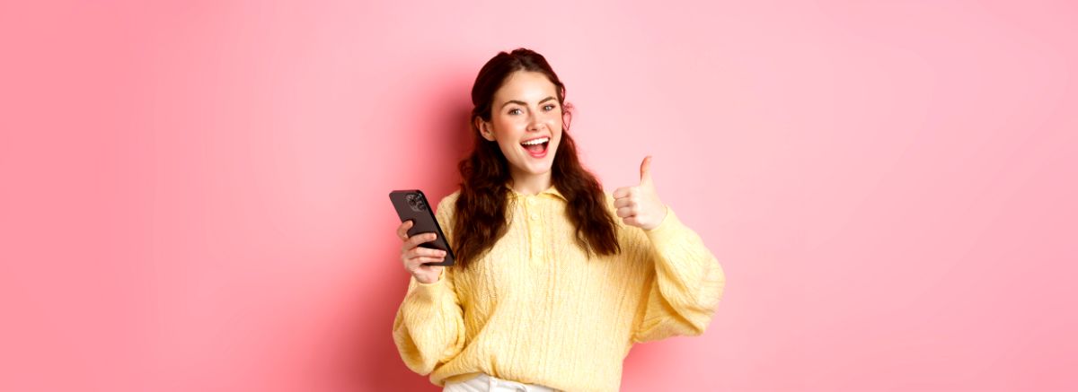 Chica Sonriendo con Teléfono en Mano