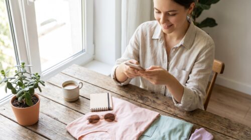 Mujer creando contenido para Instagram fotografiando productos con el móvil para conseguir seguidores