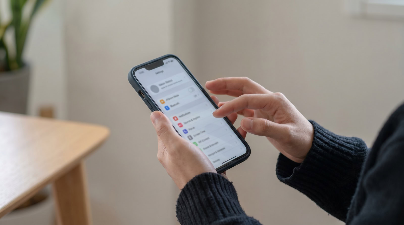 Persona desactivando su cuenta de Instagram desde los ajustes del móvil