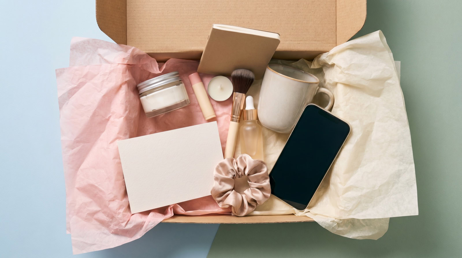 Caja de regalo de una colaboración entre marca e influencer con productos para una campaña